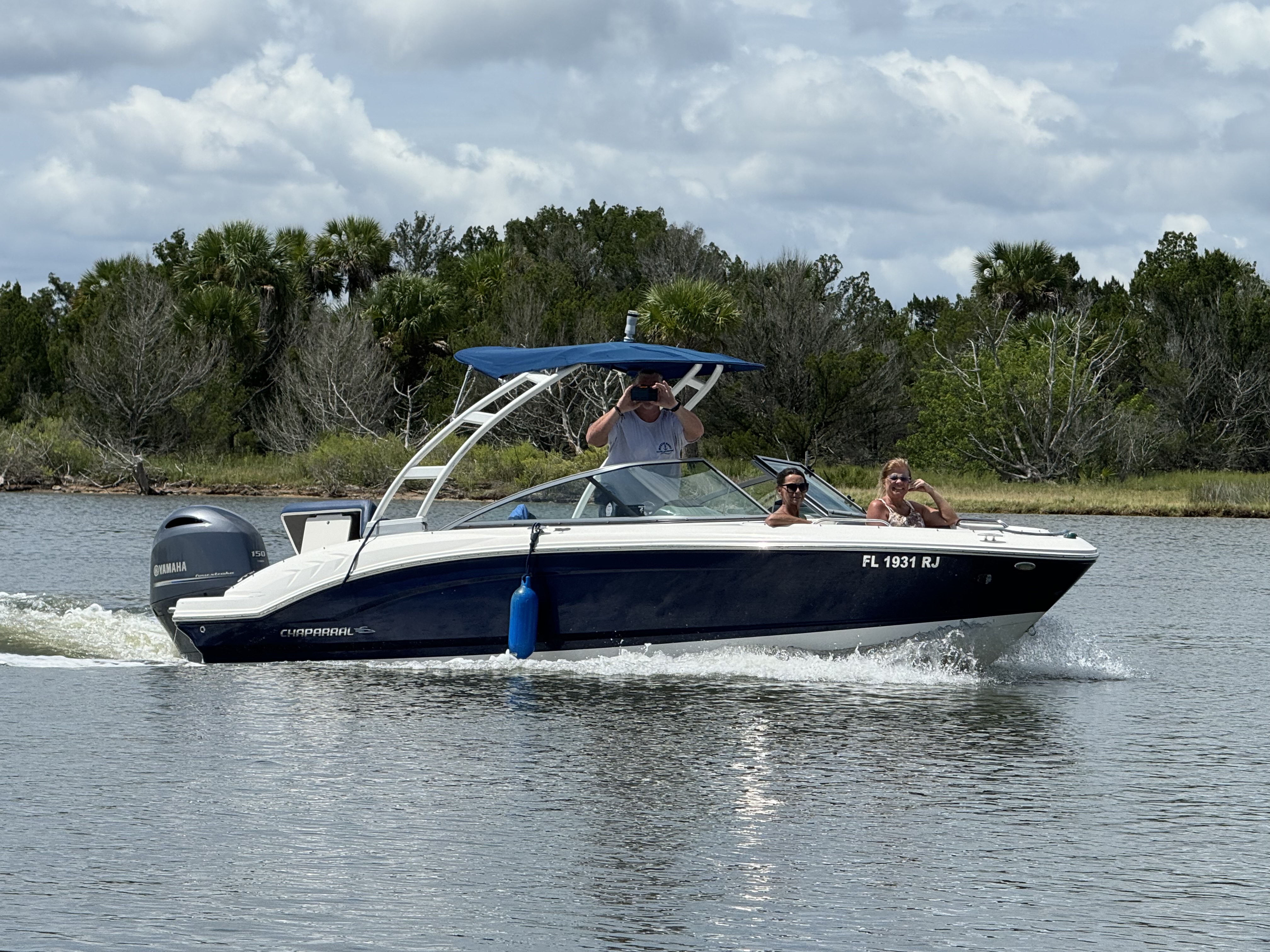 Chaparral H2O bowrider cruising the Intracoastal