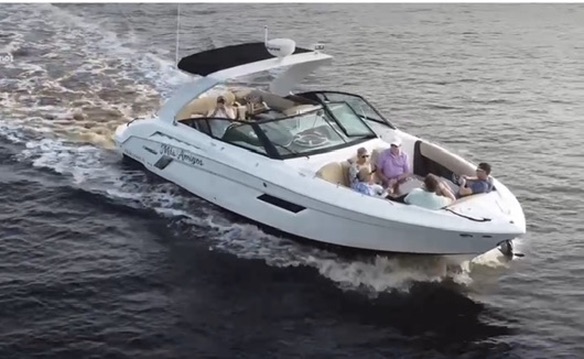 Mis Amigos yacht cruising with guests — private Fort Lauderdale charter